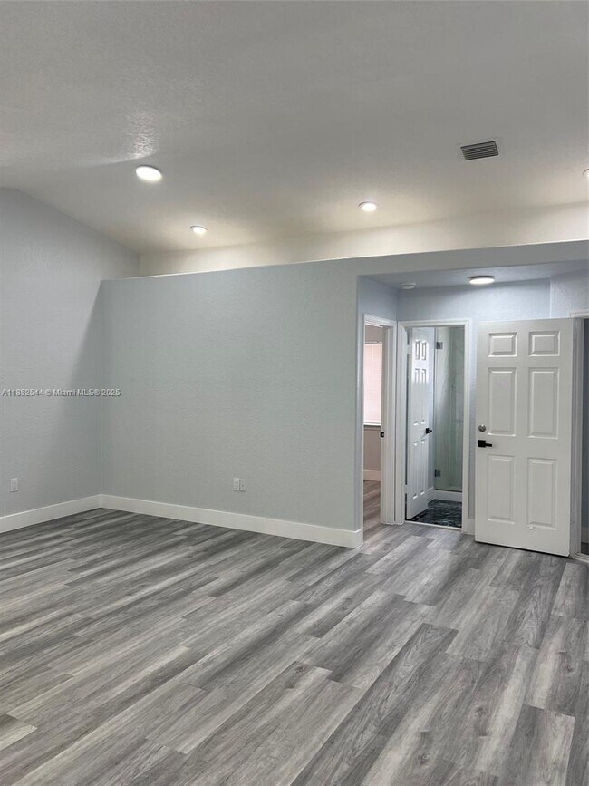 Foto del edificio - 10057 NW 127th St