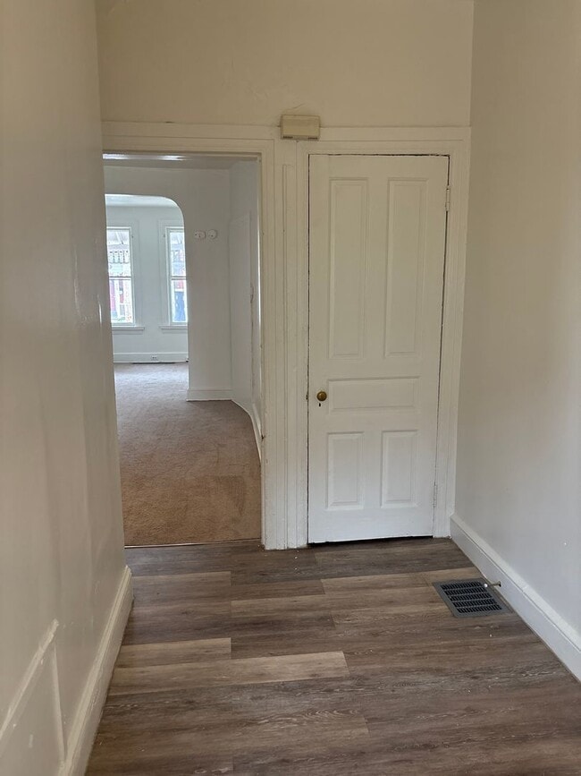 Building Photo - 1st Floor 1 Bedroom Apartment-York City SD