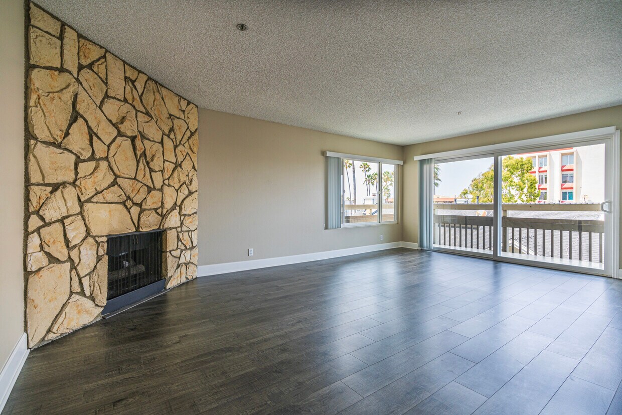 Primary Photo - 230 S Catalina Ave