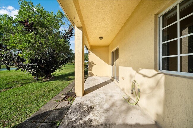Foto del edificio - 3393 NE 11th Dr