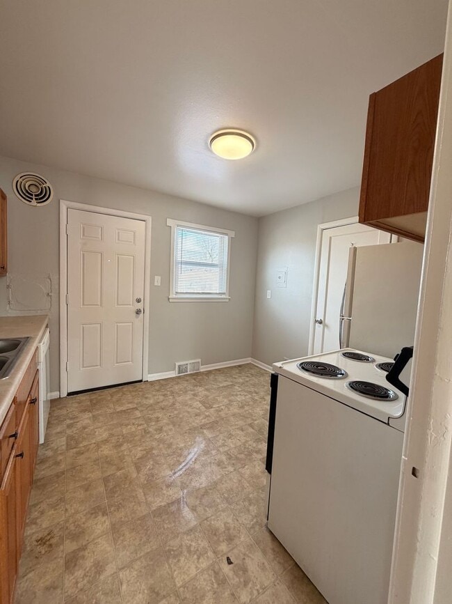 Building Photo - 1422 E Buena Ventura St