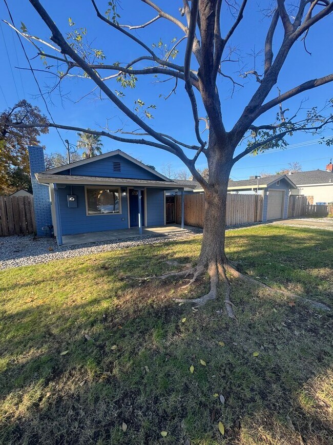 Building Photo - 2 BED 1 BATH HOUSE IN THE GARDEN TRACT NEIGHBORHOOD