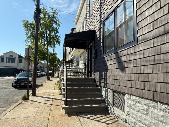 Building Photo - 341 Lembeck Ave