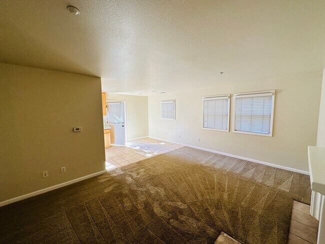 Building Photo - Townhome
