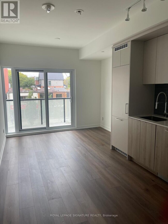 Photo du bâtiment - 863-863 St Clair Ave W