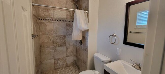 Foto del edificio - Beautifully Remodeled Single-Story Home on Corner Lot – Near Oceanside Beach!
