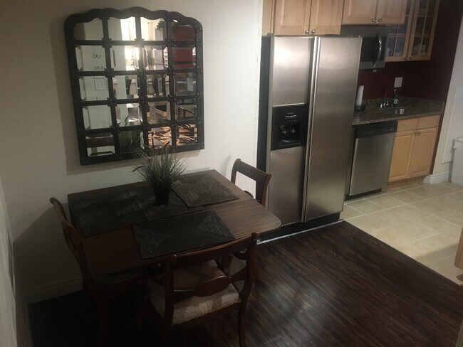 La mesa de comedor se despliega para acomodar de 4 a 6 personas. - 10831 Hickory Ridge Ln