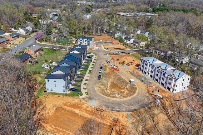 Foto del edificio - Brand-New Fry's Spring Townhome Near 5th St Station, Downtown, & UVA