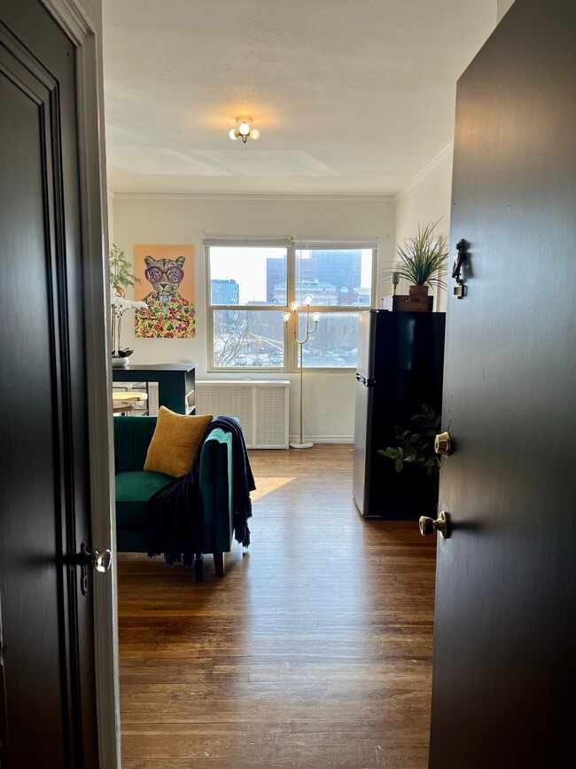 Sala de estar de apartamento de diseño de interior - Devonshire Apartments in Downtown Indianapolis