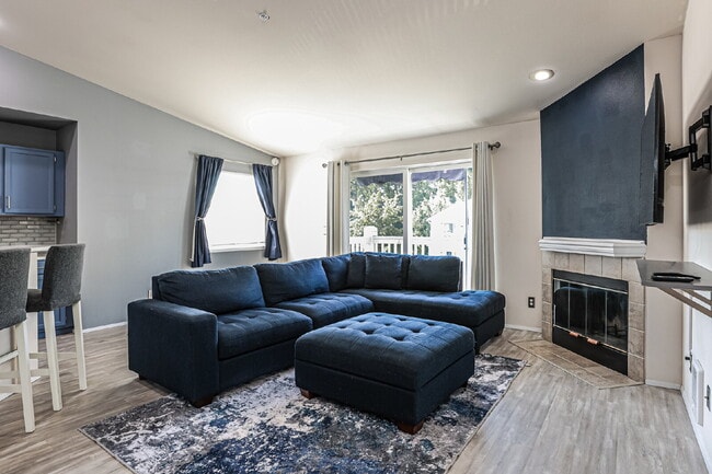Building Photo - Top-Floor 3 Bed/2 Bath Condo with Silver Lake Views –! Available NOW for RENT