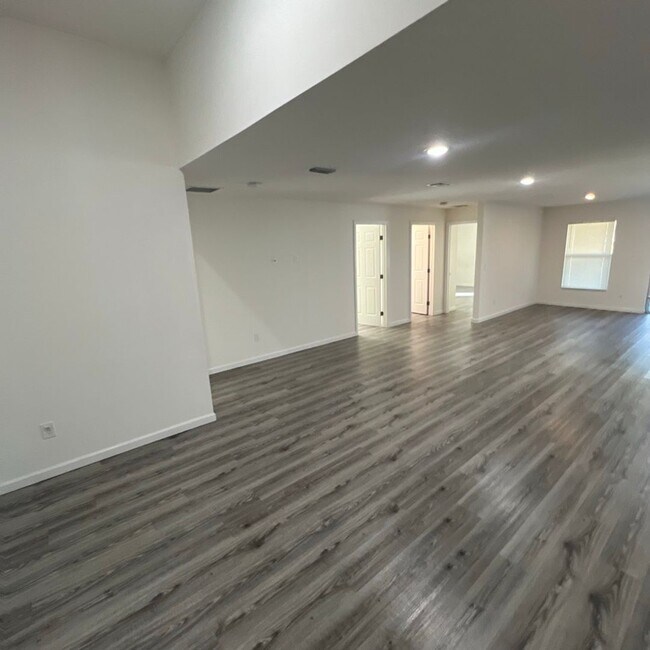 Foto del edificio - Beautiful 4 Bedroom, 2 Bathroom Home in Palm Bay!!