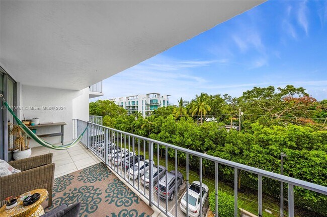 Foto del edificio - 700 NE 63rd St