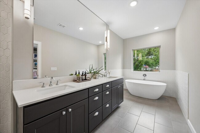 Building Photo - 5205 Amber Sunrise Dr