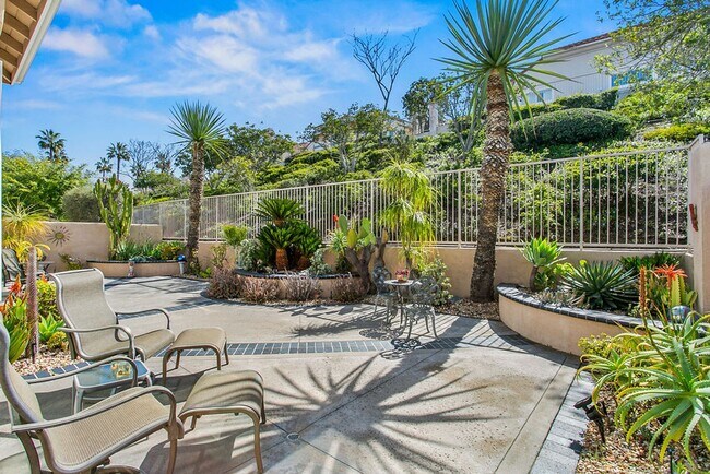 Foto del edificio - Beautiful and Highly Upgraded Furnished Home in the 55+ Community of Palmia!