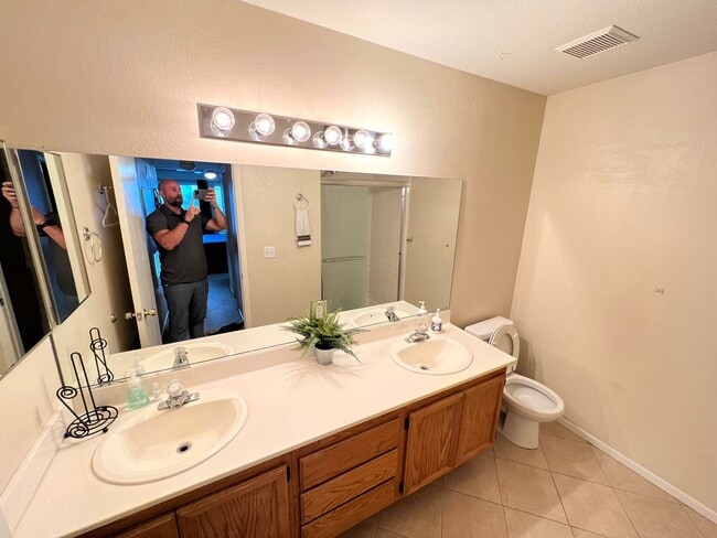 Building Photo - FURNISHED 1BD/2BA UNIT! SHORT-TERM LEASE!