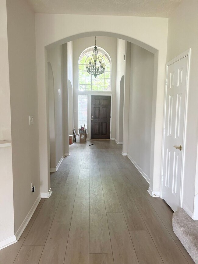 Building Photo - Spacious 5BR House on Golf Course in Marga...