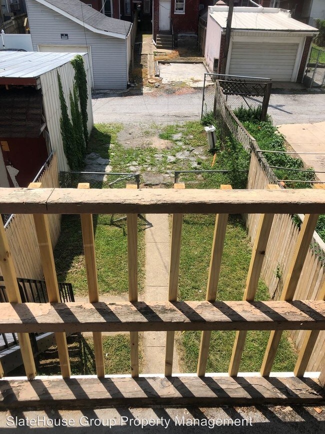 Building Photo - 326 E Poplar St