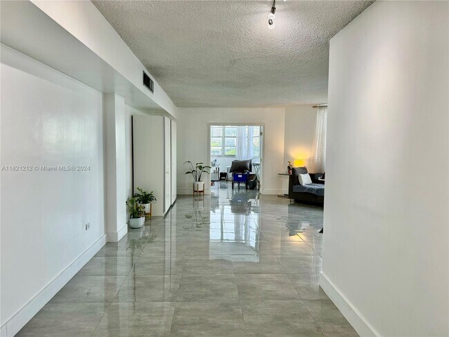 Building Photo - 801 Brickell Bay Dr