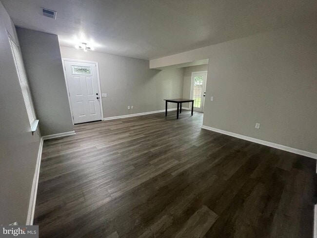 Building Photo - 5005 Vane Ct