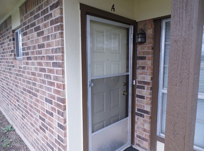 Foto del edificio - Welcome to 3001 Lake Rd. Unit A!