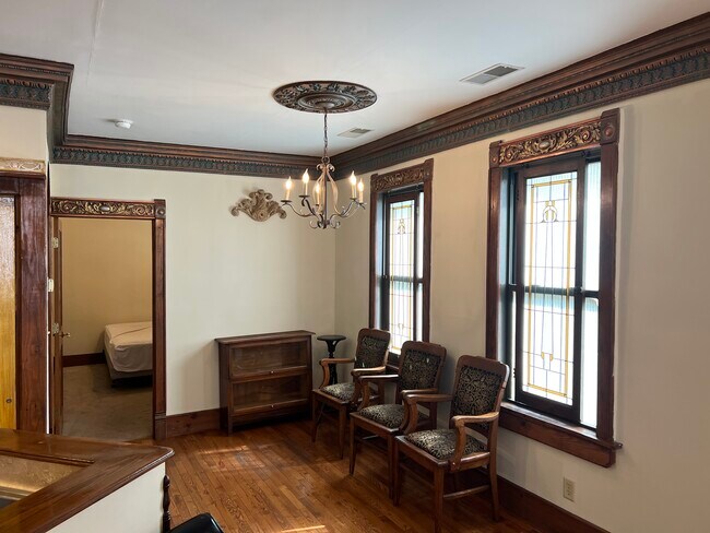 Building Photo - 906 S 5th St