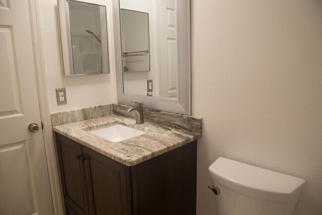 Building Photo - 2208 Clubside Dr