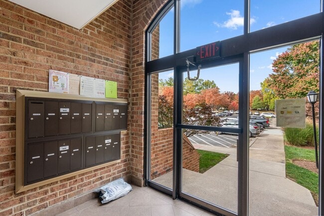 Building Photo - 2 Bed 1 Bath - Georgetown Village Condo - Move In Ready