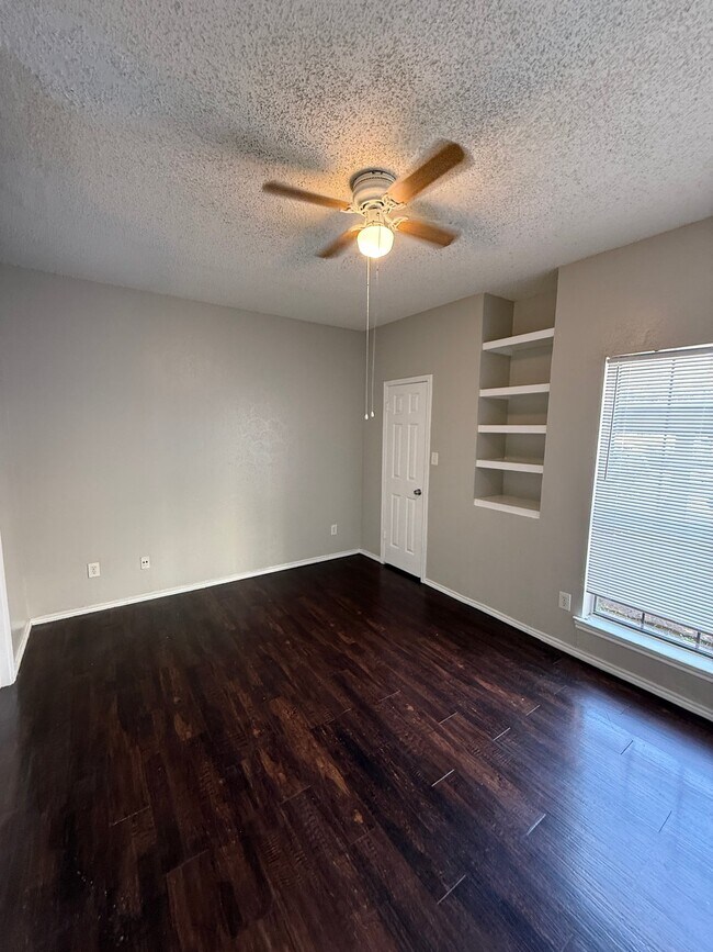 Foto del edificio - 9601 Forest Ln