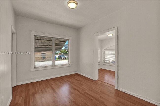 Foto del edificio - 2145 SW 7th St