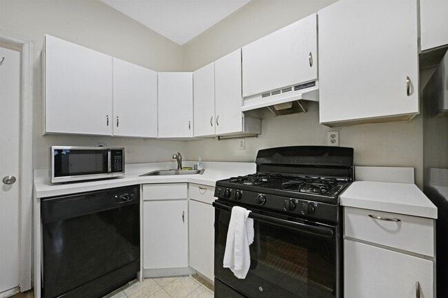 Building Photo - 108 Adams St
