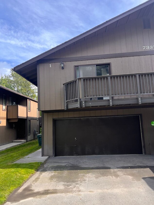 Primary Photo - Modern updated townhome