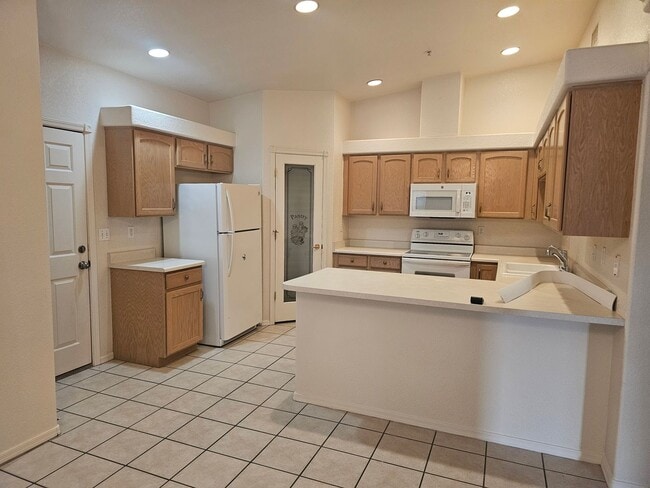 Building Photo - Unfurnished Long term