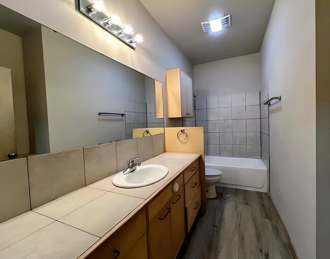 Building Photo - 2204 Breezy Dr
