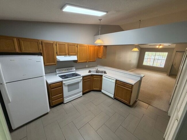 Building Photo - Convenient 2/2 Orlando Condo – Water & Garbage Included!