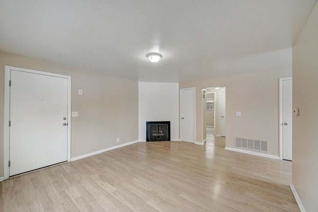 Livingroom1 - 158 W 300 N