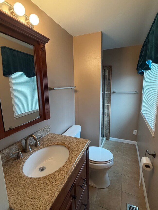 Foto del edificio - Great Four Bedroom Huber Home