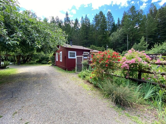 Building Photo - 750 Square Foot one  Bedroom cottage on pr...