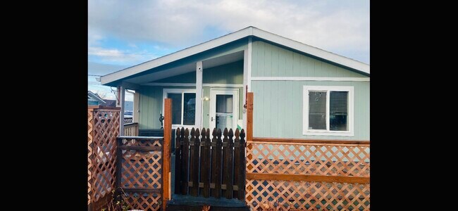 Building Photo - 246 W Maple St