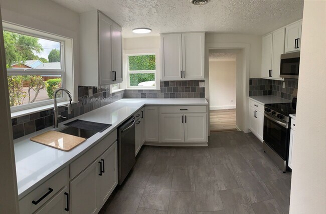 Foto del edificio - Updated, One Level Home with Two Bedrooms & One Bathroom, and Fully-Fenced Back Yard!