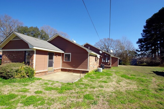 Building Photo - Amazing Senatobia Location