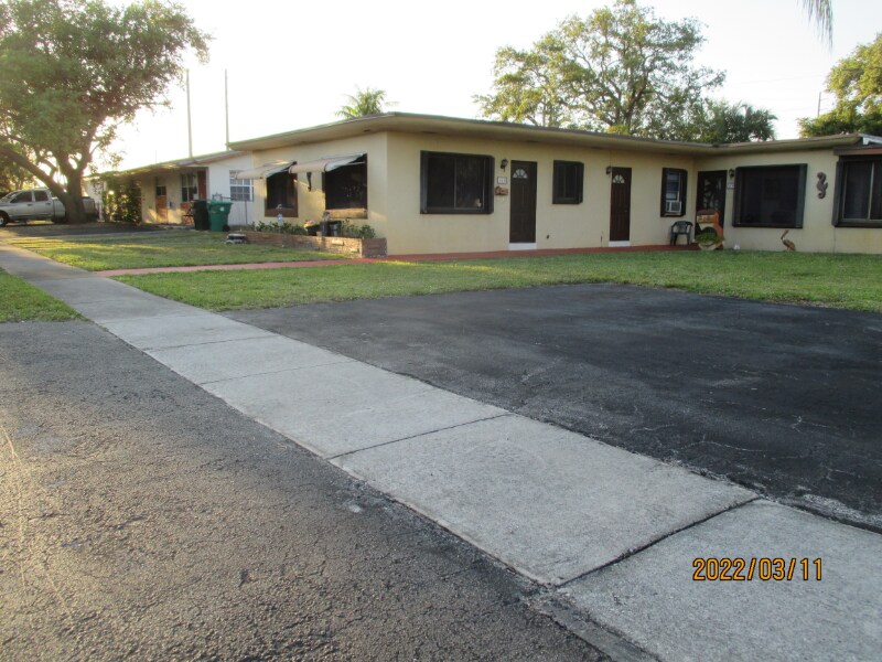 206 SW 3rd St Unit A, Dania Beach, FL 33004 Room for Rent in Dania