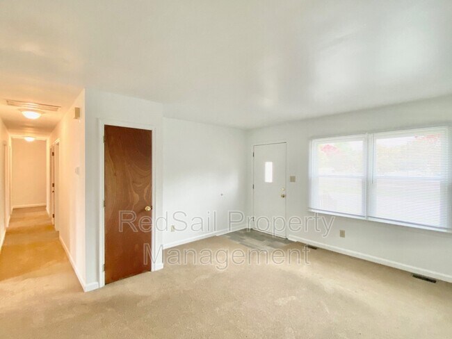 Building Photo - 180 Lori Cir