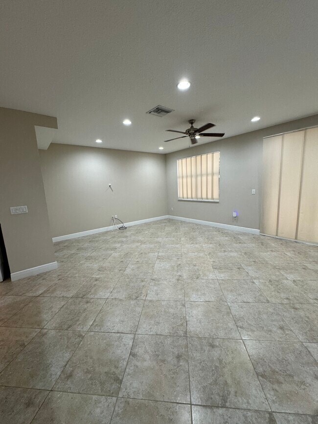Foto del edificio - 16177 Poppyseed Cir
