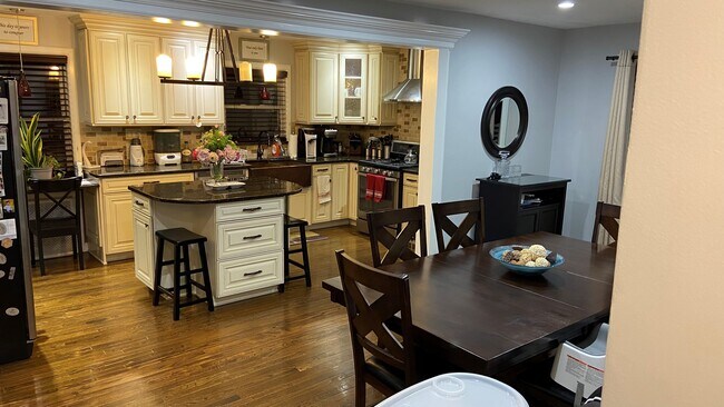 Open-concept Kitchen/Dining Room - 600 Ashwood Ave