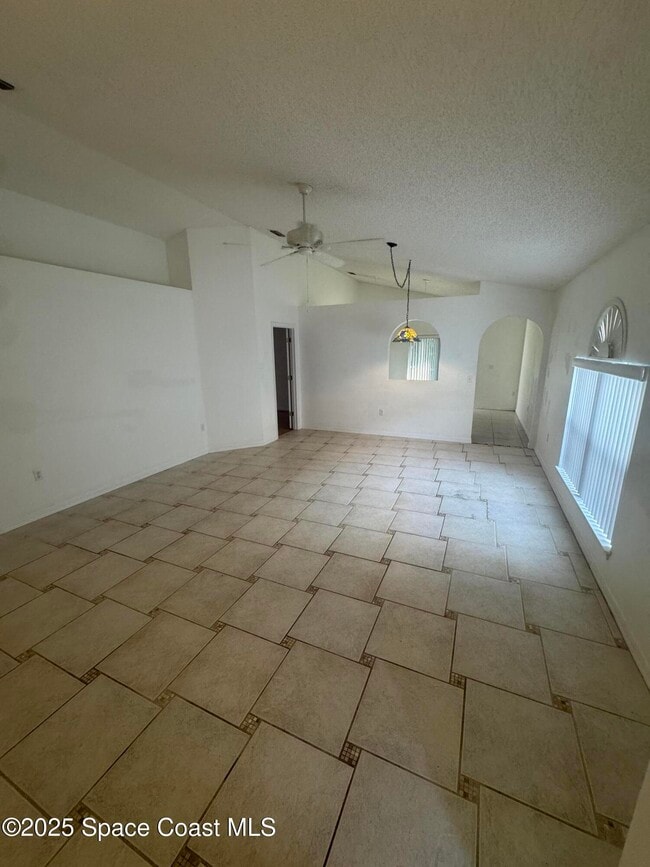 Building Photo - 2129 Redwood Cir