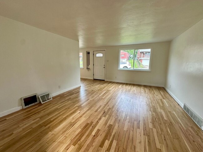 Photo - 975 Elizabeth St House