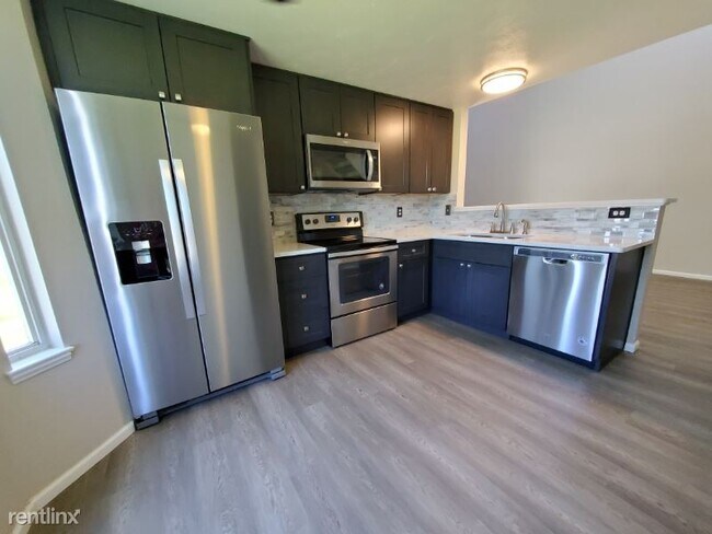 Building Photo - 2 br, 2 bath Townhome - 9108 West Plymouth...