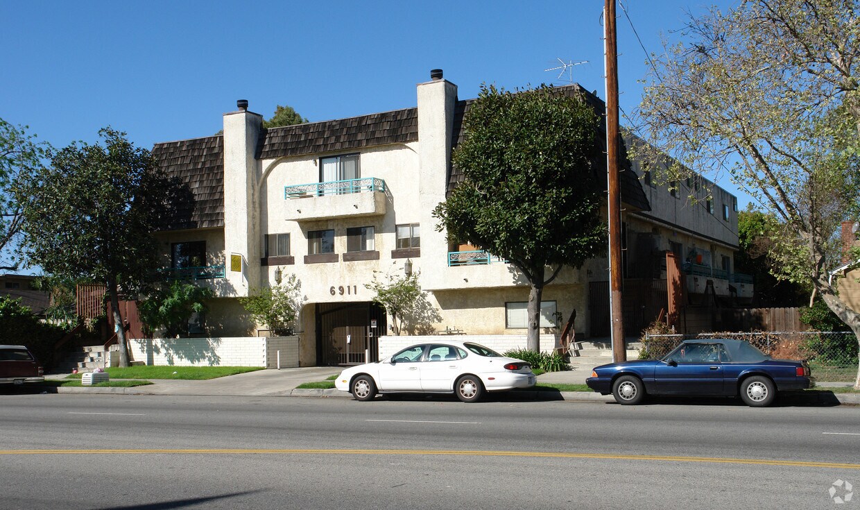 Foto principal - 6911 Woodman Ave