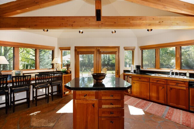 Building Photo - 571 Horse Ranch Dr