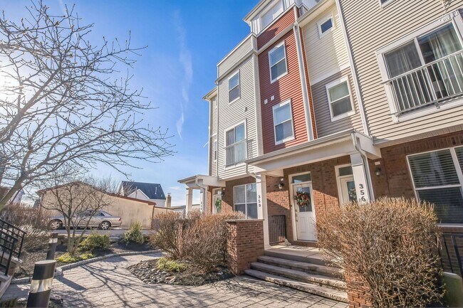 Foto del edificio - Gorgeous Conshohocken 3 Bedroom, 2.5 Bath END Unit Townhome With Amazing Views!